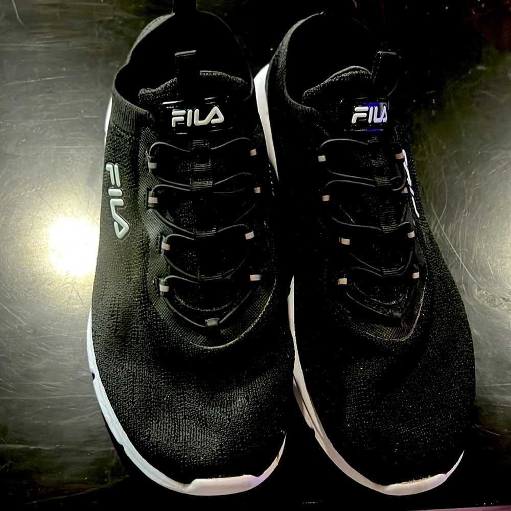Black Fila tennis shoes size 10